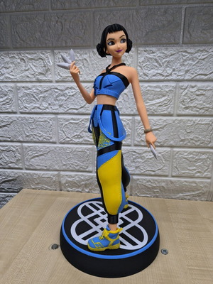 Zoey figure from Huntrix: Demon Hunters new, 38cm