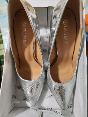 Silver pumps with snake design stiletto like new, size 40