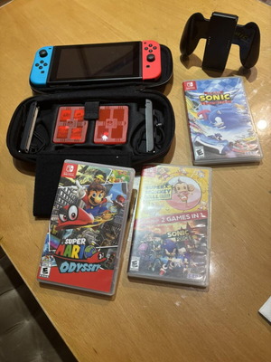 Nintendo Switch σαν καινούργιο με 4 παιχνίδια, θήκη μεταφοράς και joy con grip