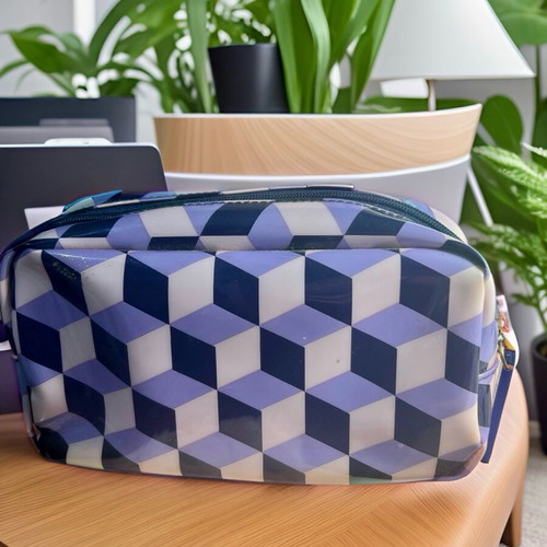 Estèe Lauder vinyl toiletry bag like new, pink and purple