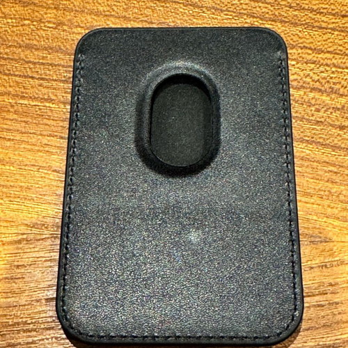 Mag Safe card holder with pattern like new, multicolor