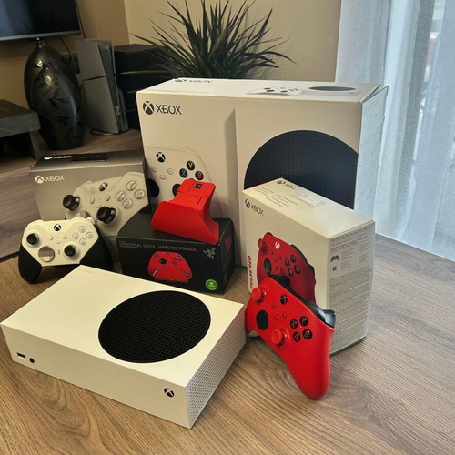 Xbox Series Controller Pulse Red with Razer Quick Charging Stand like new