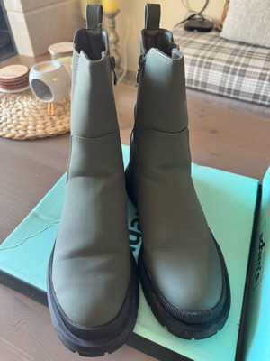 Adam's Shoes ankle boots like new, size 40, green matte