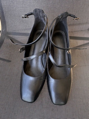 Leather pumps like new, size 37