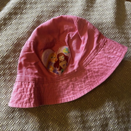 Hat with Ariel and Rapunzel design for girl, used, size S