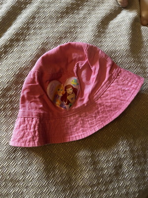 Hat with Ariel and Rapunzel design for girl, used, size S