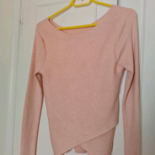 Slim pink sweater like new with 3 layerings size M