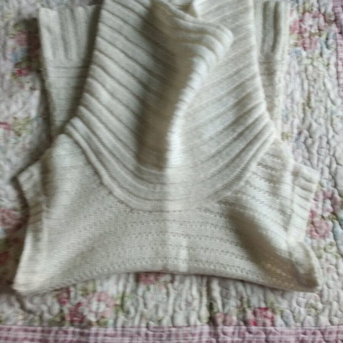 Calliope sleeveless knit like new in cream color with large collar