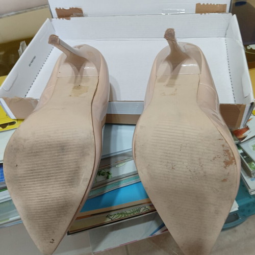 Botinelli cream patent leather pumps size 36 like new