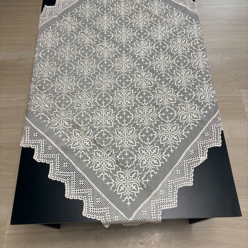 White lace tablecloth 90x90 new with embroidered design