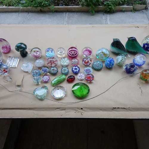 Paperweight collection 100, old antiques and newer Murano, Saint Louis, Baccarat
