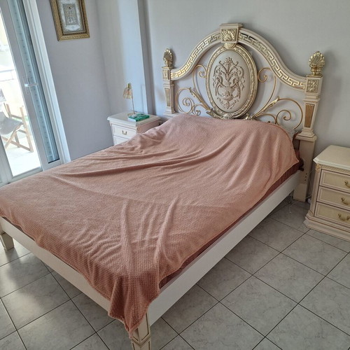 Bedroom set like new with 2 nightstands and dresser with mirror