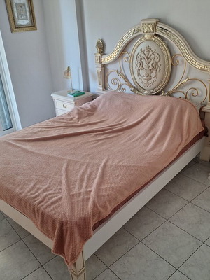 Bedroom set like new with 2 nightstands and dresser with mirror