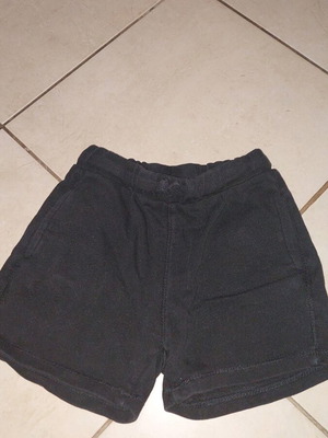 Детски къси панталони Zara черни като нови за 4/5 години 110 см
