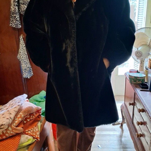 Black synthetic fur coat XL like new with pockets and lining
