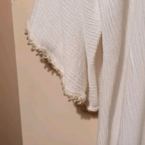 Long white crinkled shirt XL new with gold trim
