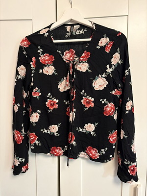Floral blouse size L like new