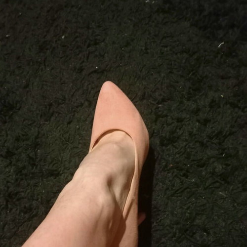 Famous Shoes pink suede heels like new, size 39