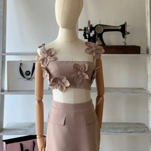 Set flowers top and skort new, beige, size medium