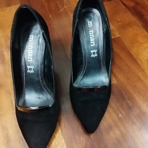 Black pumps with metal detail, heel 8.5cm, size 36