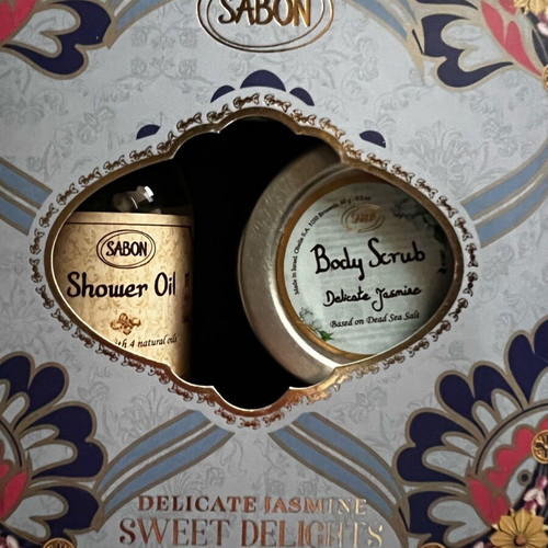 Body gift set with shampoo and scrub new in box