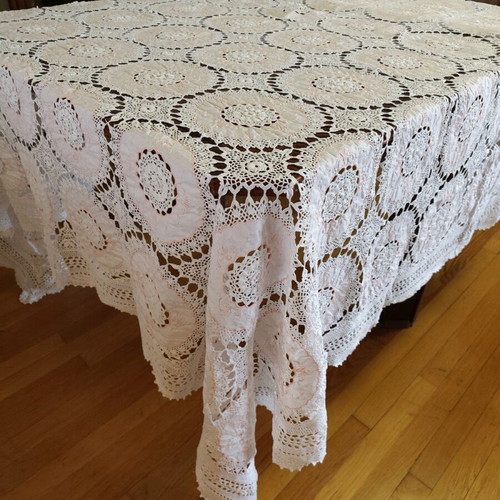 Traditional tablecloth 210x240 like new