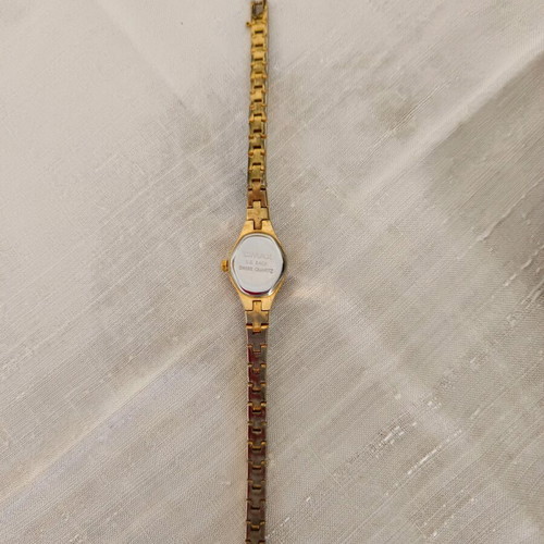 Quartz wristwatch women's like new, jewelry, 23 mm diameter