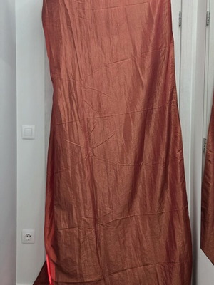 Red curtain 140x270 cm with loops, shiny fabric