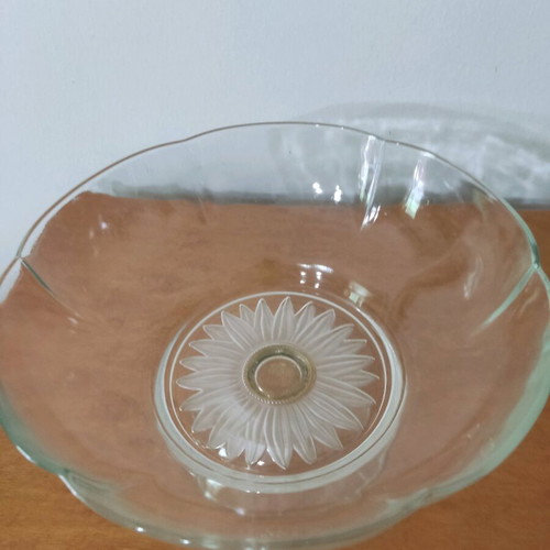 Large glass bowl with foot like new