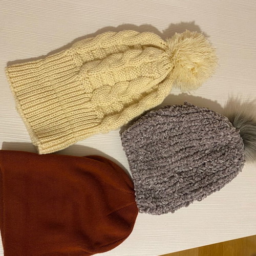 3 warm hats like new, Quiksilver and others