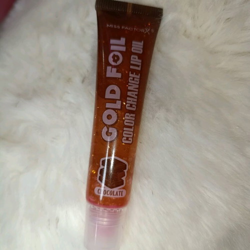 Lip oil with color change and chocolate scent