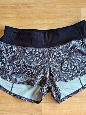 Lululemon κοντά σορτς σαν καινούργια, γκρι και πολύχρωμα