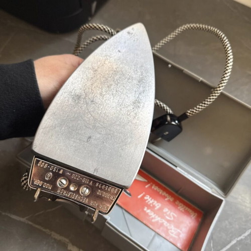 Travel iron like new, minimally used