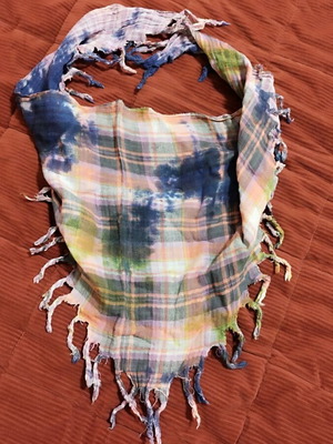 Triangular neck scarf like new, multicolored with fringes
