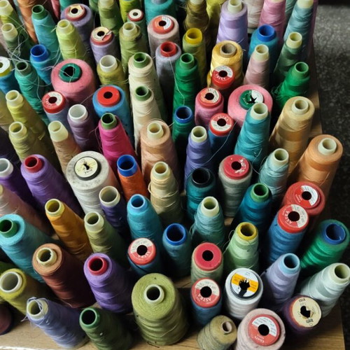 Sewing threads like new, over 250 pieces