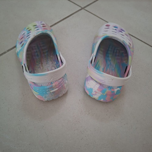 Hot Tuna kids' beach shoes like new, size C9, multicolor white