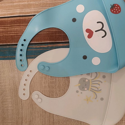 Silicone bibs 2 pieces like new