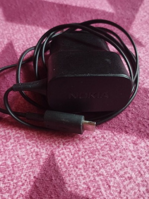 Nokia AC-18E charger used with Micro USB plug