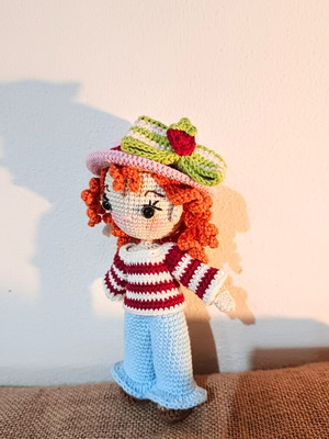 Strawberry doll with removable clothes and shoes, new