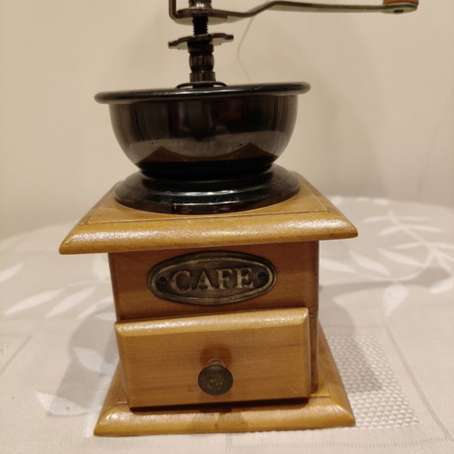 Vintage manual coffee grinder like new, wooden base
