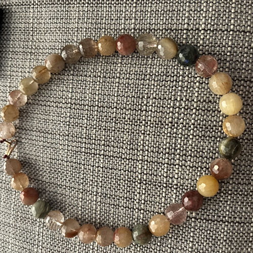 Short necklace made of semiprecious stones