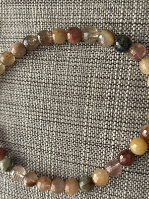 Short necklace made of semiprecious stones