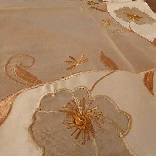 Table linens set like new, 7 pieces with embossed designs