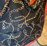 Scarf with chain pattern, black and pink