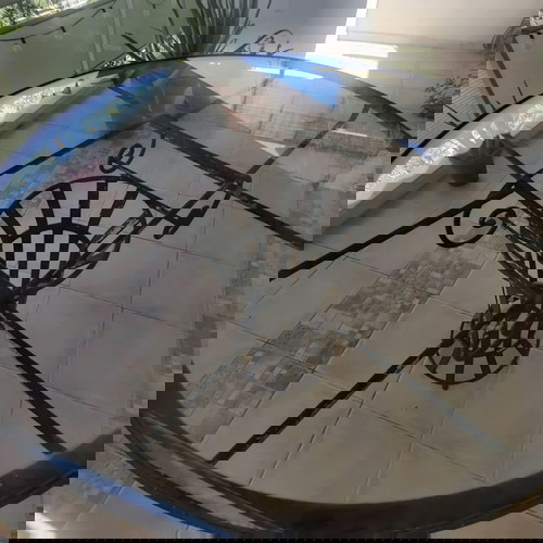 Εξωτερικό τραπέζι βεράντας μεταχειρισμένο, χειροποίητο, στρογγυλή επιφάνεια με τζάμι