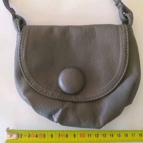 Gray crossbody bag like new with long strap and magnetic closure