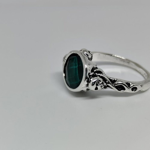 Jack Sparrow ring like new with green stone and skull details