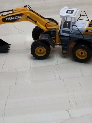 Remote control crane used with movement and lifting functions