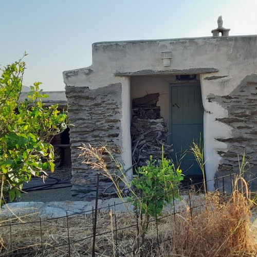 Plot in Ktikados village 2022 m² with old stone farmhouse and five stone stables