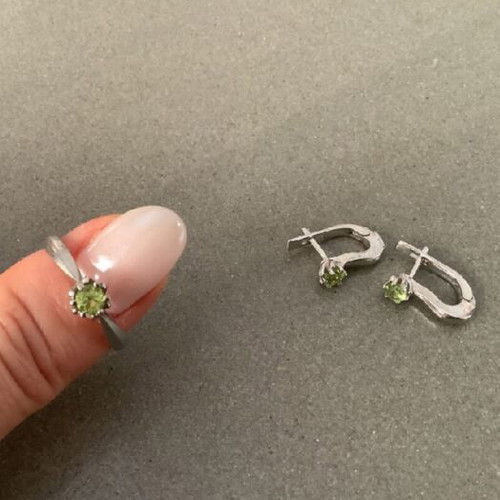 Peridot solitaire ring like new